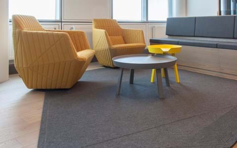 Power office_20, filttæppe under gul stol